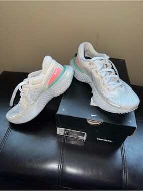 Nike ZoomX Invincible Run Flyknit Women's Road Running Shoes - Size 7.5